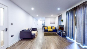 Spacious 8-Person House Near Excel Free Parking